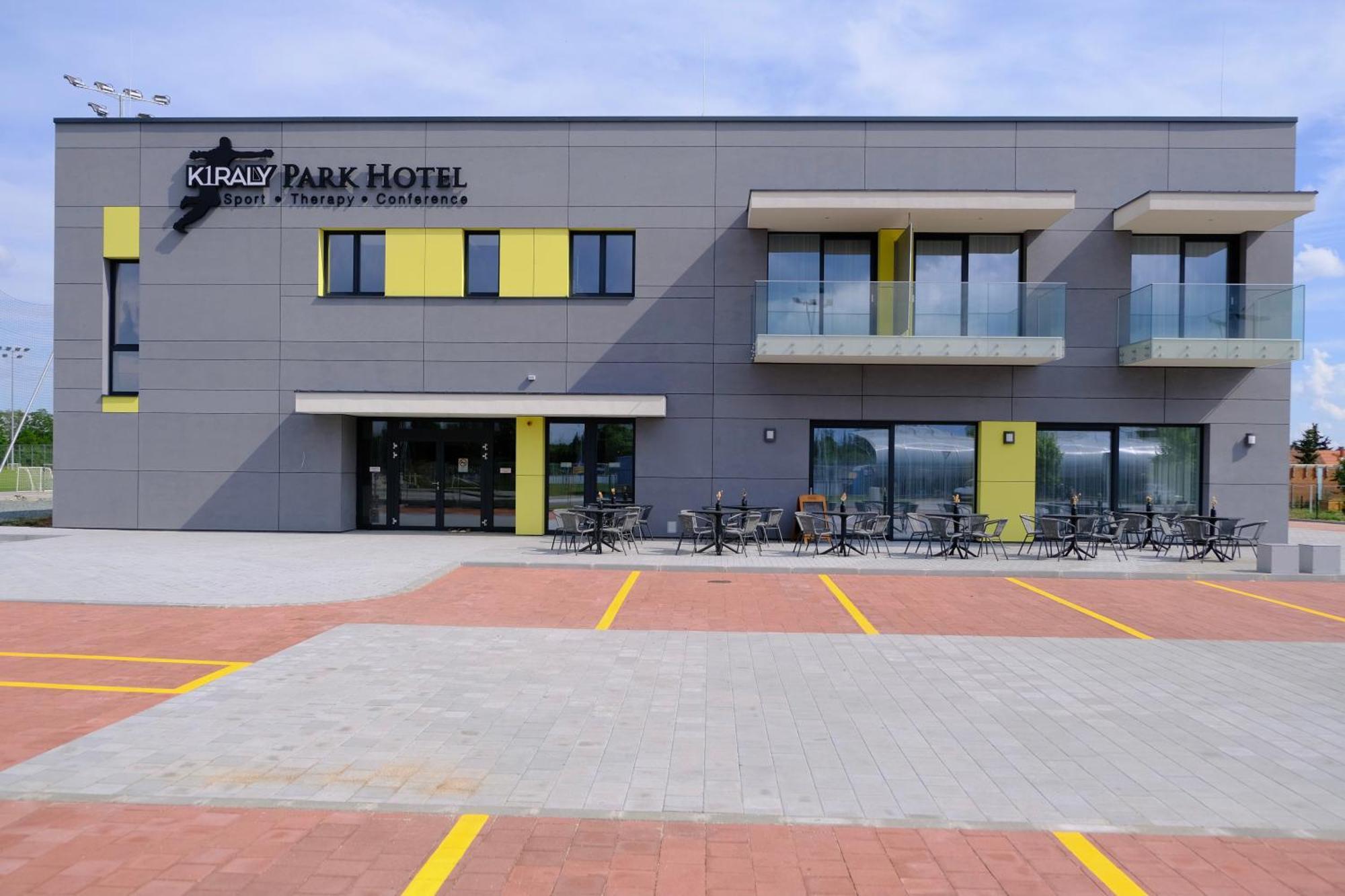 Kiraly Park Hotel Szombathely Exterior photo